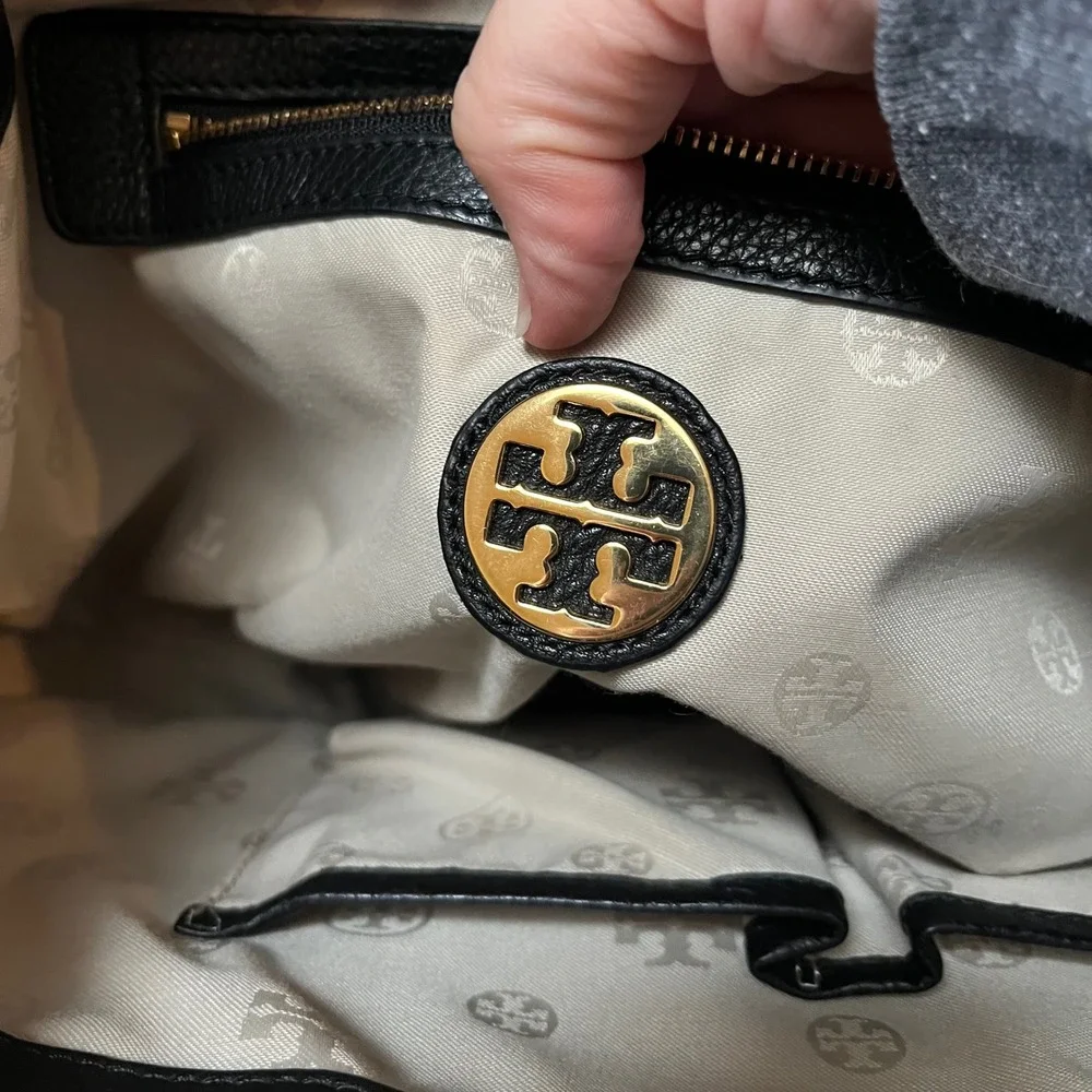 Tory Burch Amanda Hobo Black Pebbled Leather Gold‎ Logo Medallion Shoulder Bag